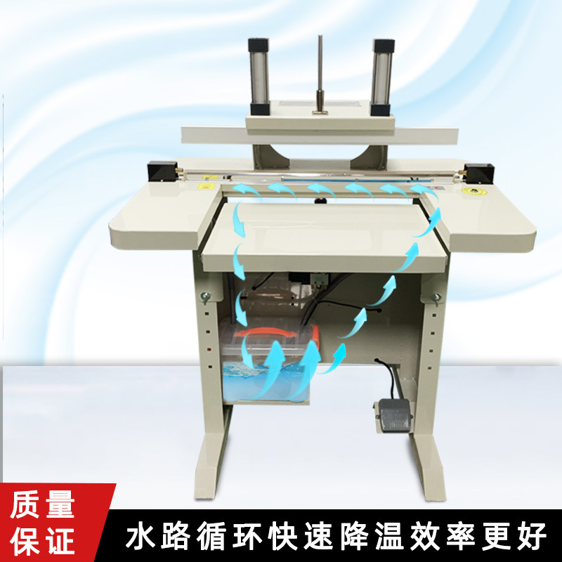 水冷封口機通過加熱元件對包裝材料進行加熱，使其達到熔化狀態，然后施加壓力將兩層包裝材料粘合在一起，實現封口的目的